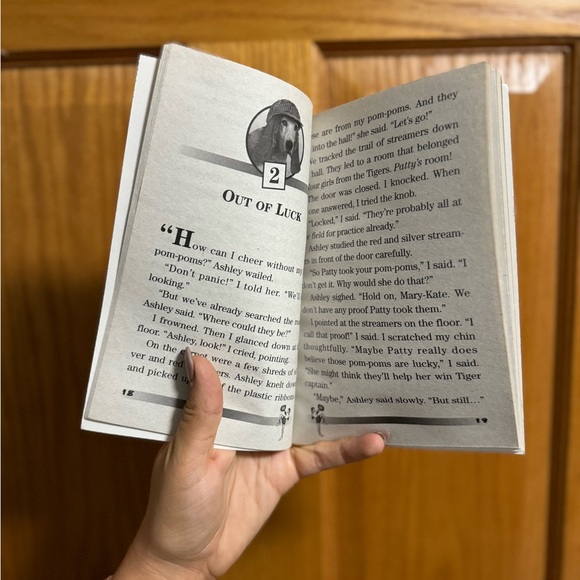 The New Adventures of Mary-Kate & Ashley Book Lot (4 Books) - Picture 4 of 10